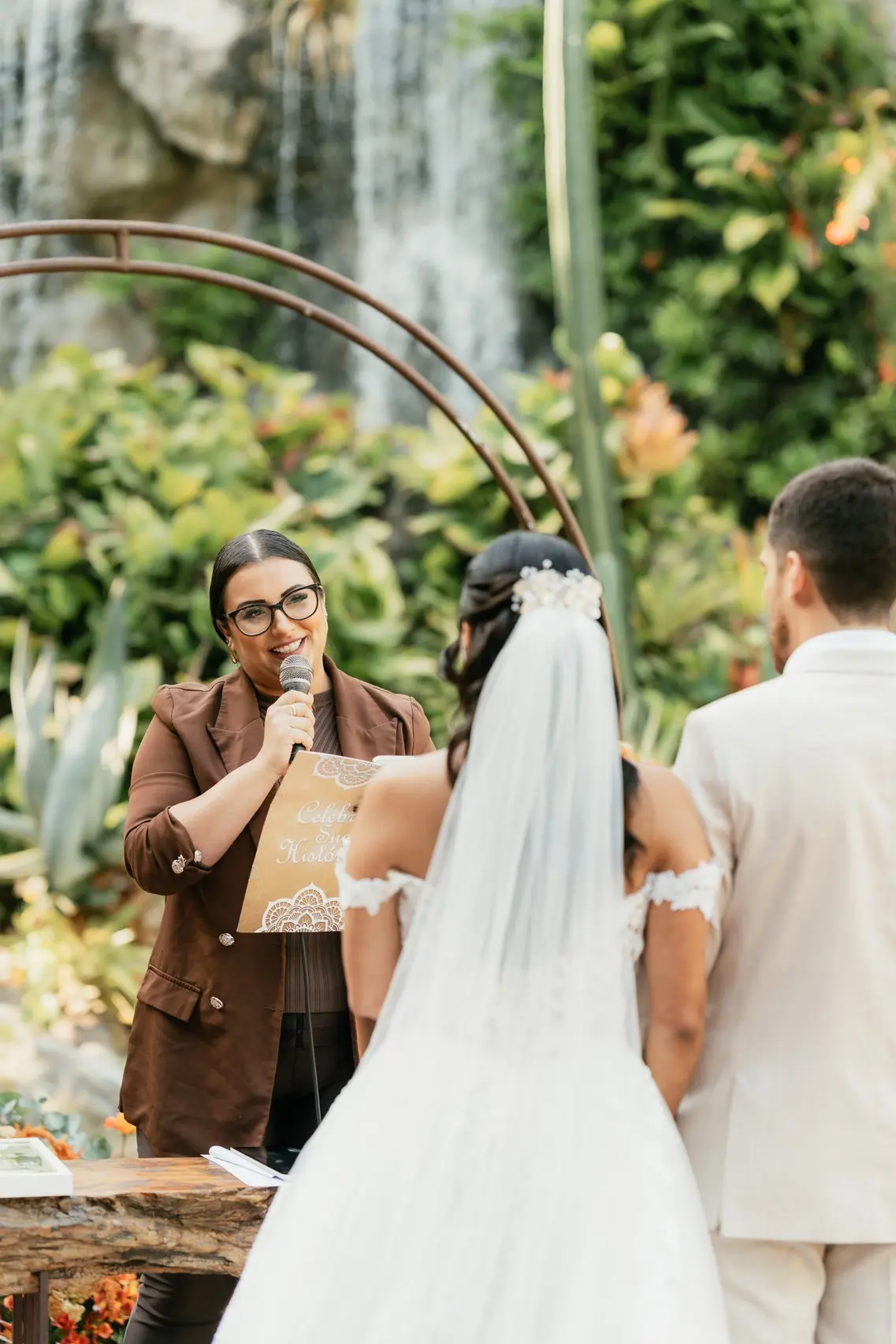 Casal de noivos durante a cerimônia
